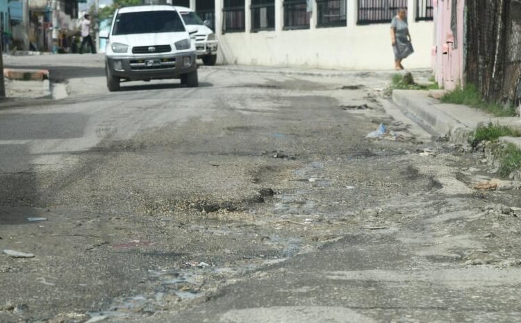 Los Alcarrizos colapsa: entre calles intransitables y promesas incumplidas