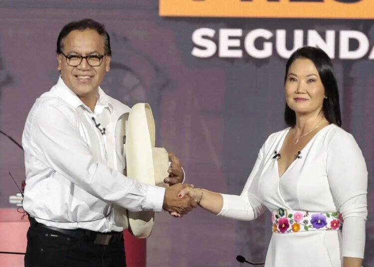 Sánchez supera a Keiko por un estrecho margen en la contienda electoral