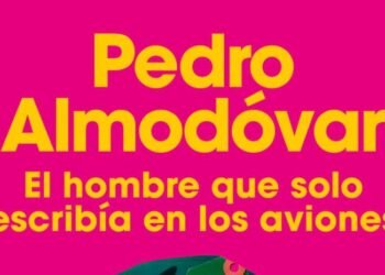 Pedro Almodóvar debuta como novelista con El hombre que solo escribía en los aviones