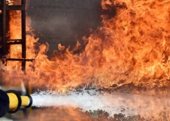 Voraz incendio consume metalera en la Charles de Gaulle y pone en riesgo negocios aledaños