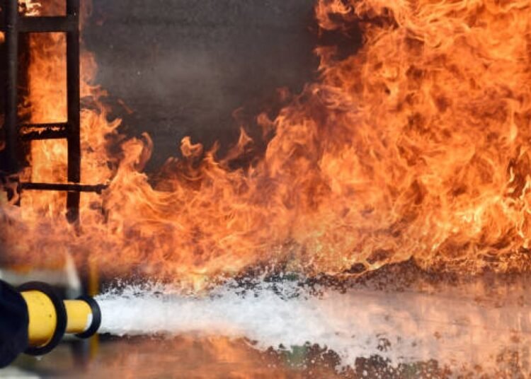 Voraz incendio consume metalera en la Charles de Gaulle y pone en riesgo negocios aledaños