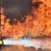 Voraz incendio consume metalera en la Charles de Gaulle y pone en riesgo negocios aledaños