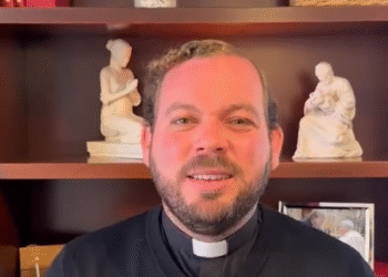 El emotivo canto de un sacerdote dominicano al papa León XIV en Madrid que conmueve al mundo