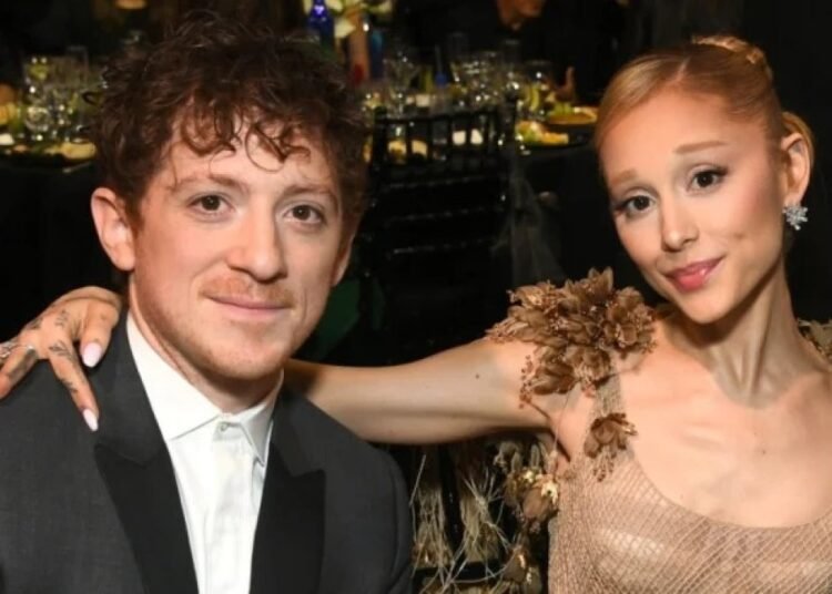 Ariana Grande y Ethan Slater ponen fin a su relación tras tres años de noviazgo