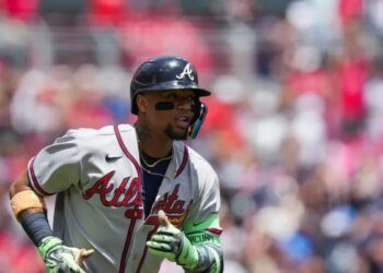 Alerta en la MLB: Ronald Acuña Jr. enciende las alarmas tras sufrir una aparente lesión en la pierna