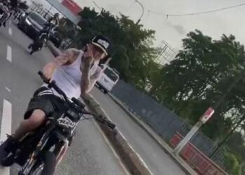 Así fue captado Onguito Wa transitando en motor tras dejar los vehículos