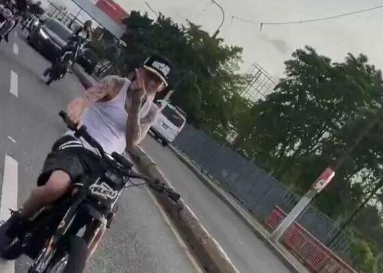 Así fue captado Onguito Wa transitando en motor tras dejar los vehículos