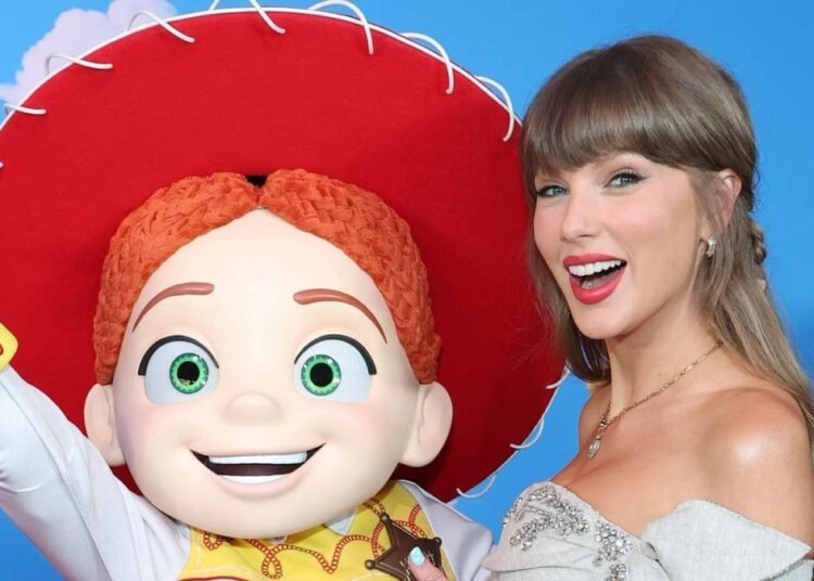 Taylor Swift sorprende con una actuación exclusiva en la alfombra roja de Toy Story 5 en Los Ángeles