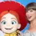 Taylor Swift sorprende con una actuación exclusiva en la alfombra roja de Toy Story 5 en Los Ángeles