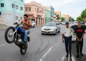 Captan a motorista haciendo maniobras peligrosas y enfrentará severas sanciones