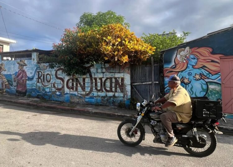 El pueblo que convirtió sus casas de madera y salitre en un museo vivo de realismo social