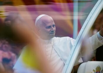 El Papa Francisco llega al muelle de la vergüenza en Canarias: el impactante gesto ante la tragedia migratoria