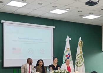 UNPHU y Embajada de EE.UU. lanzan programa gratuito para capacitar a 300 personas en IA y ciudadanía digital