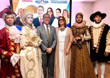 Costume Arts RD revoluciona el cierre de campaña de Anitza Gutiérrez en la UASD con un despliegue histórico de vestuario