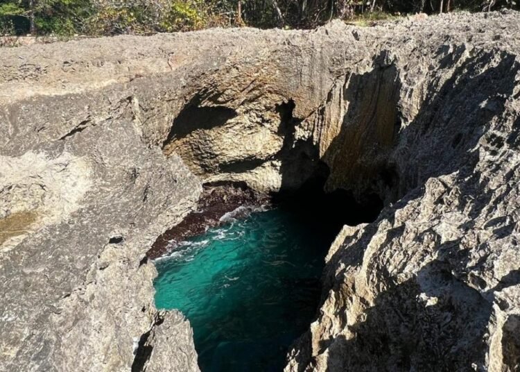 El impresionante fenómeno natural en el acantilado que desafía al Atlántico y se ha vuelto viral