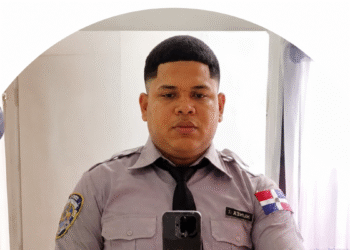 Asesinan a sangre fría a agente policial dentro de una banca en Nagua