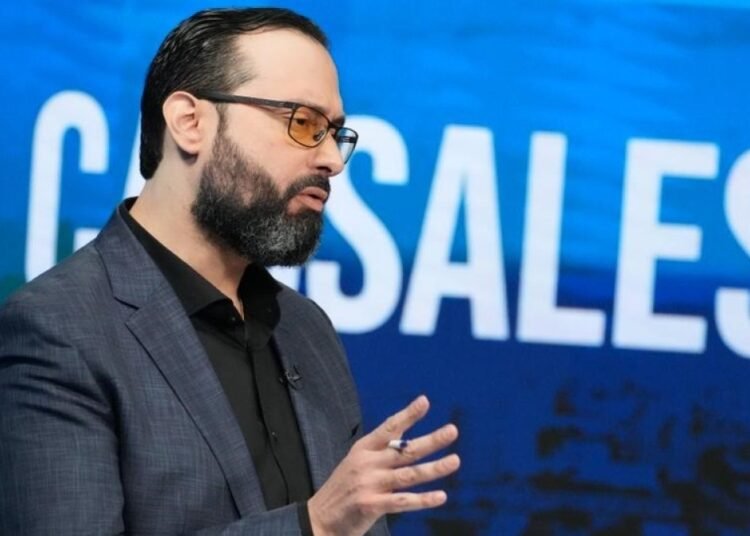 Escándalo judicial: Comunicador radicado en EE. UU. enfrenta orden de captura y extradición