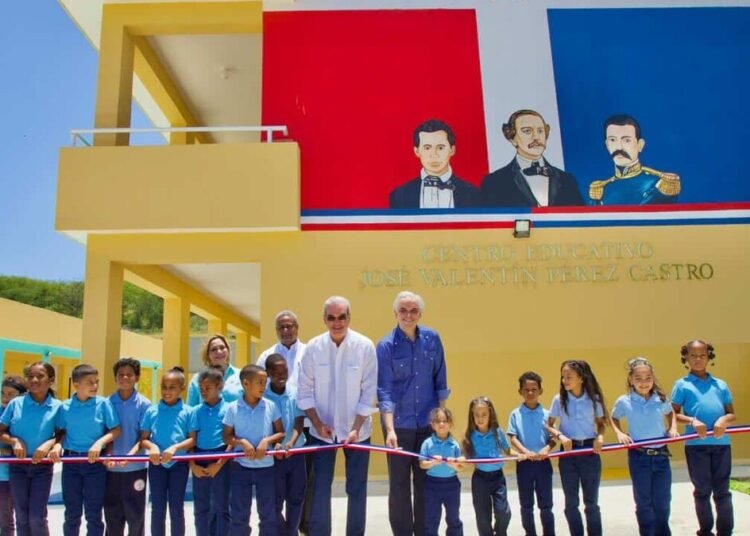 Abinader entrega moderna escuela básica en Santiago para potenciar la educación local
