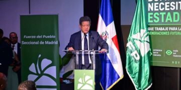 Leonel Fernández lidera multitudinaria juramentación de la Fuerza del Pueblo en Madrid
