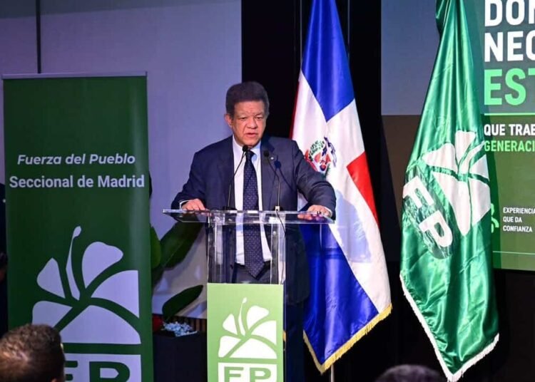 Leonel Fernández lidera multitudinaria juramentación de la Fuerza del Pueblo en Madrid