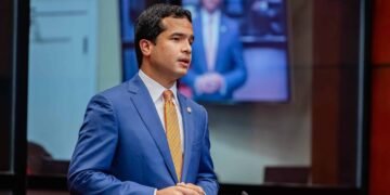 Omar Fernández: el político que gobierna bajo el temor a Dios