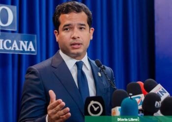 Omar Fernández aclara que la ley exige sueldos de al menos RD$52 mil