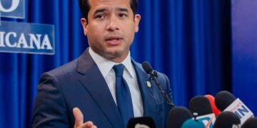 Omar Fernández aclara que la ley exige sueldos de al menos RD$52 mil