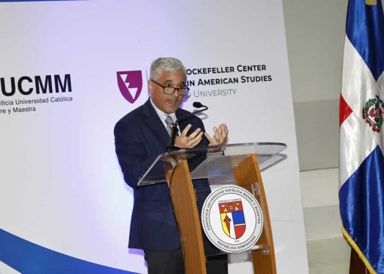 Por qué la democracia mundial sobrevive pese a estar en su momento de mayor riesgo según expertos