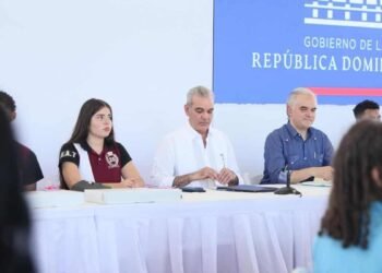 Abinader revoluciona la educación: apuesta por inglés y tecnología para el futuro de los estudiantes