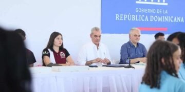 Abinader revoluciona la educación: apuesta por inglés y tecnología para el futuro de los estudiantes