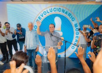 Terremoto político en Cotuí: Regidor y secretario general de la FP se juramentan en el PRM