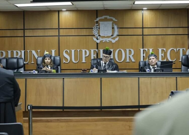 TSE aplaza decisión sobre reglamento de encuestas de la JCE y mantiene en suspenso el proceso electoral