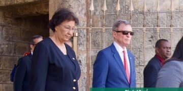 Presidenta de Surinam rinde honores a los Padres de la Patria en el Altar de la Patria
