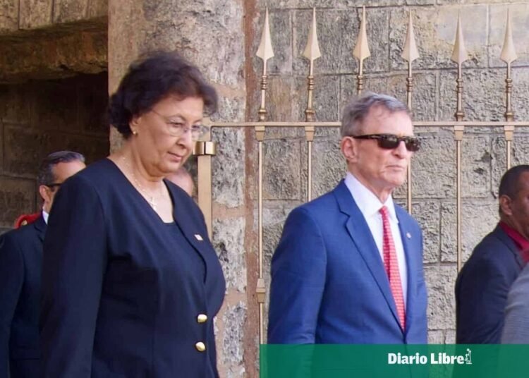 Presidenta de Surinam rinde honores a los Padres de la Patria en el Altar de la Patria