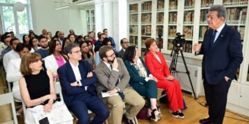 Leonel Fernández conecta con estudiantes en Madrid: los puntos clave de su encuentro viral