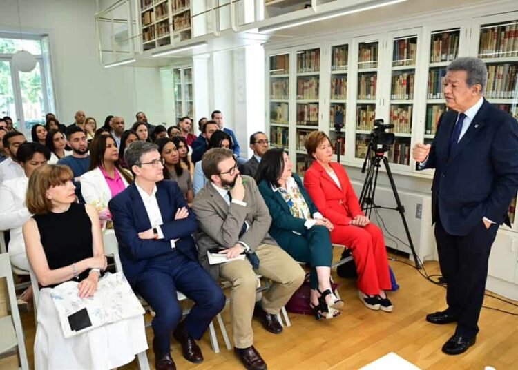 Leonel Fernández conecta con estudiantes en Madrid: los puntos clave de su encuentro viral